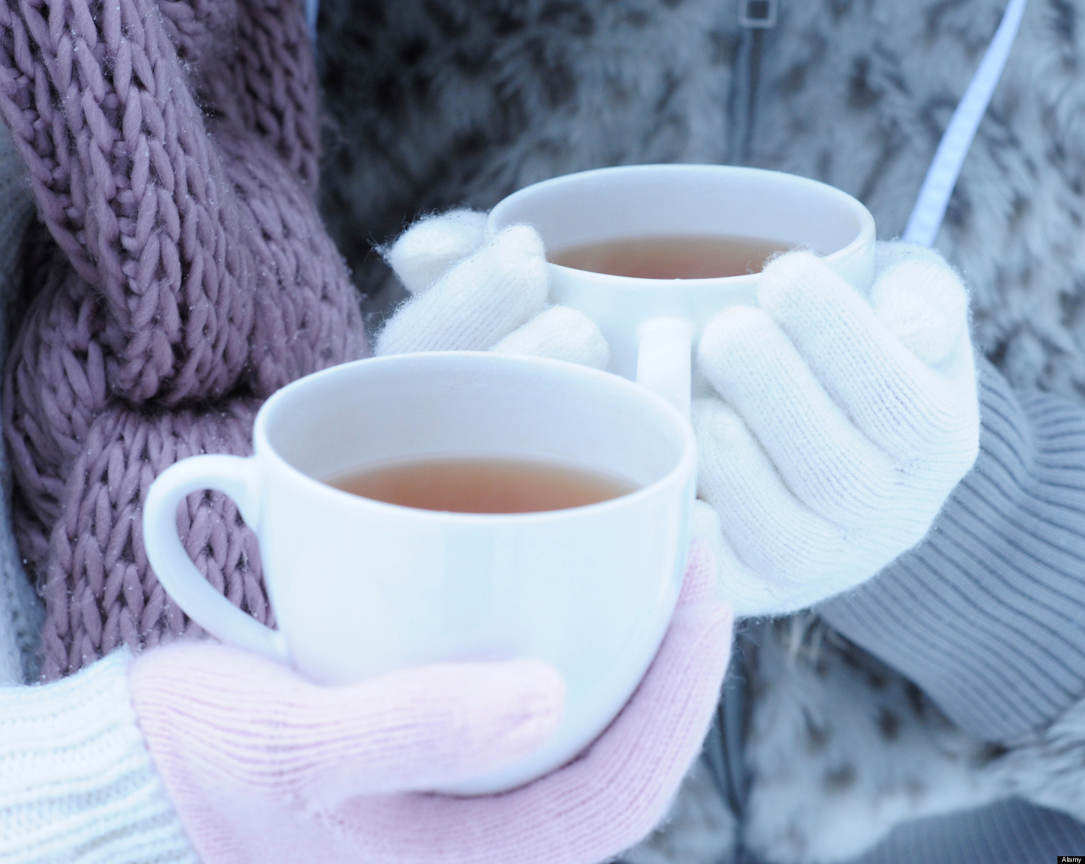 Холодный вечер горячий чай. Чай зимний. Чашка кофе зима. Чай зима. Зимнее чаепитие.