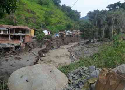 Heavy Rains Cause Landslide in Colombia, At least 56 Dead