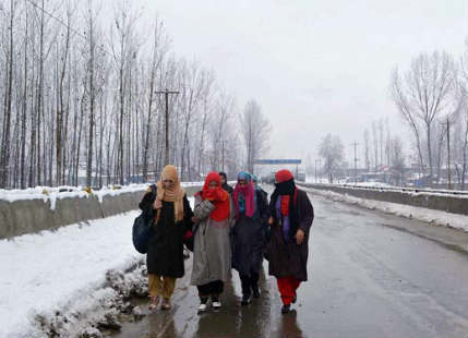 Heavy snowfall leads to severe winter in the hills of North India