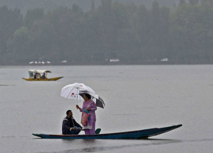 Rain in Srinagar brings cool weather back to Jammu and Kashmir