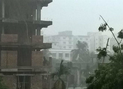 Heavy rains lash Kolkata before the arrival of Monsoon