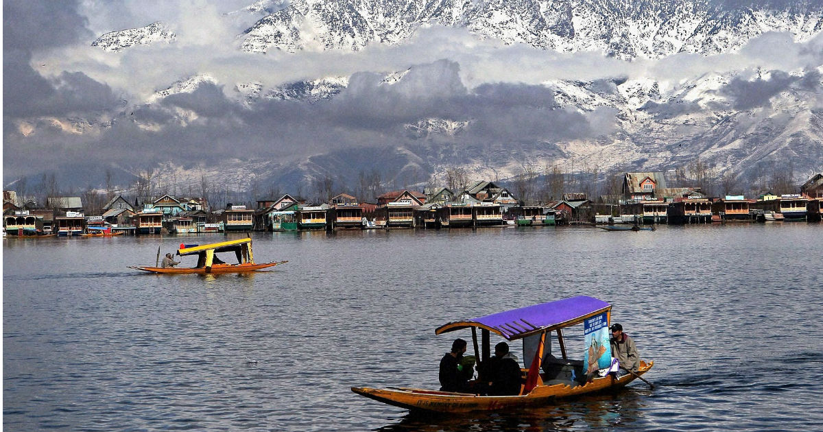 snowfall-Dal-Lake-in-Kashmir-India
